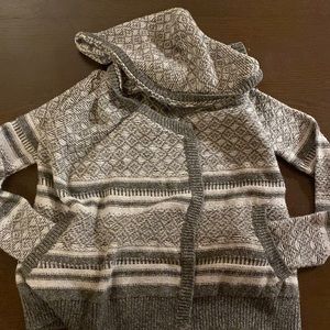 Abercrombie hooded sweater with pockets!